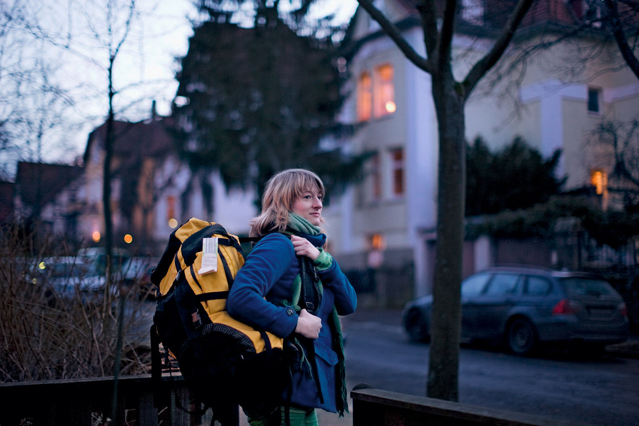 Frau mit Reiserucksack unterwegs