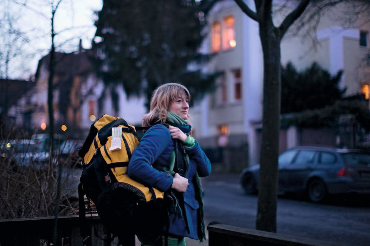 Ein junger Erwachsener mit einem Rucksack