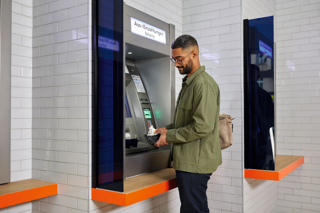 147_Mann_Filiale_Geldautomat_SB-Service