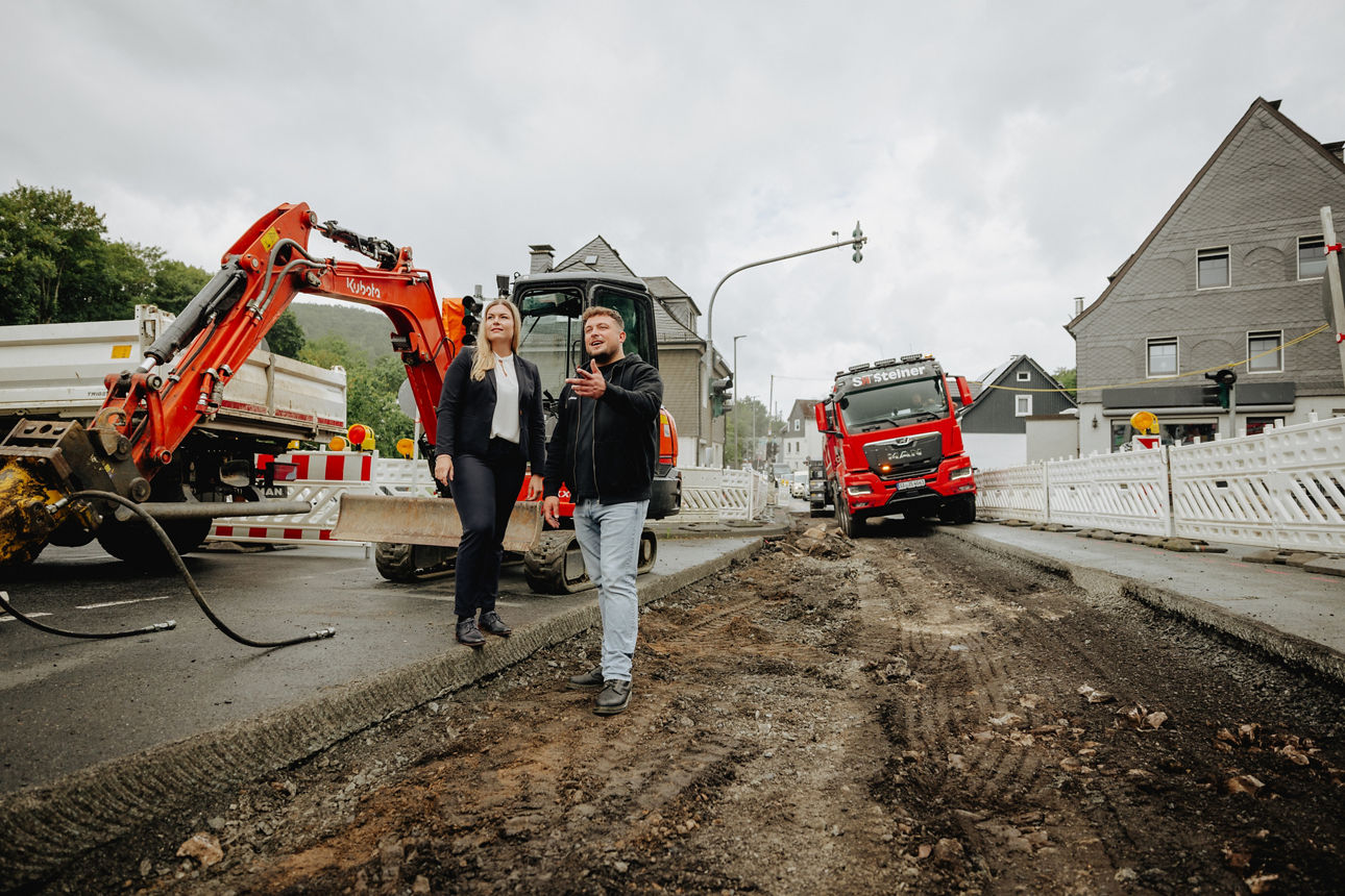 Volksbank in Südwestfalen Beraterin mit Kunde an der Baustelle