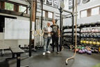 Firmenkundenberater mit Kunde in dessen Fitnessstudio