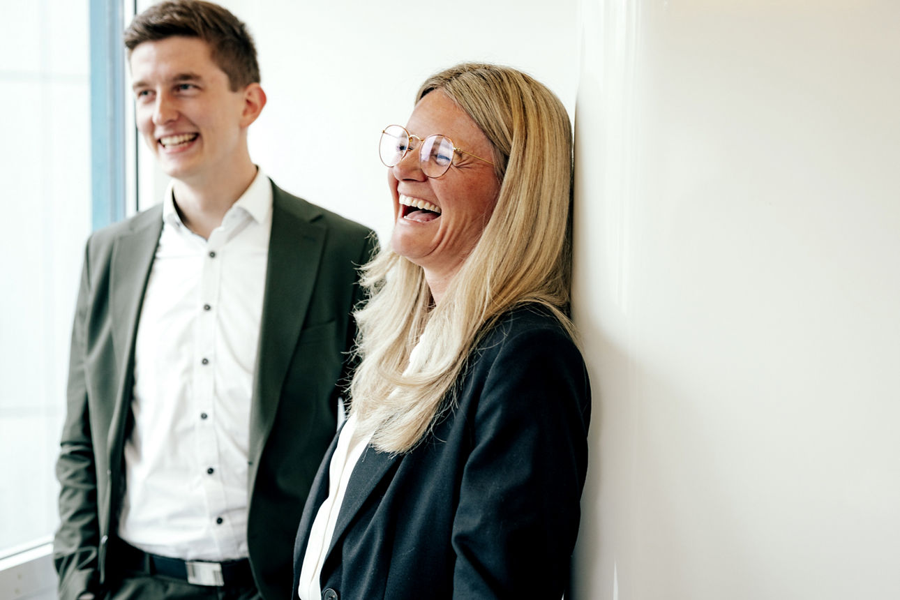 Zwei Mitarbeiter gehen über den Flur