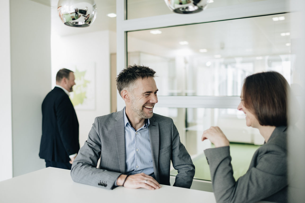 Zwei Mitarbeitende im Gespräch