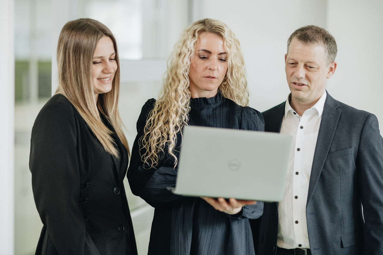 Drei Mitarbeiter im Gespräch