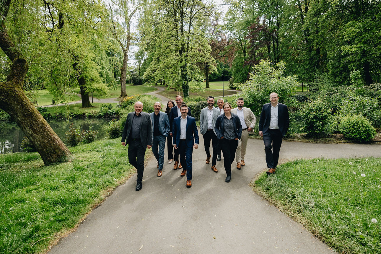 Eine Gruppe von Mitarbeitenden geht durch den Park