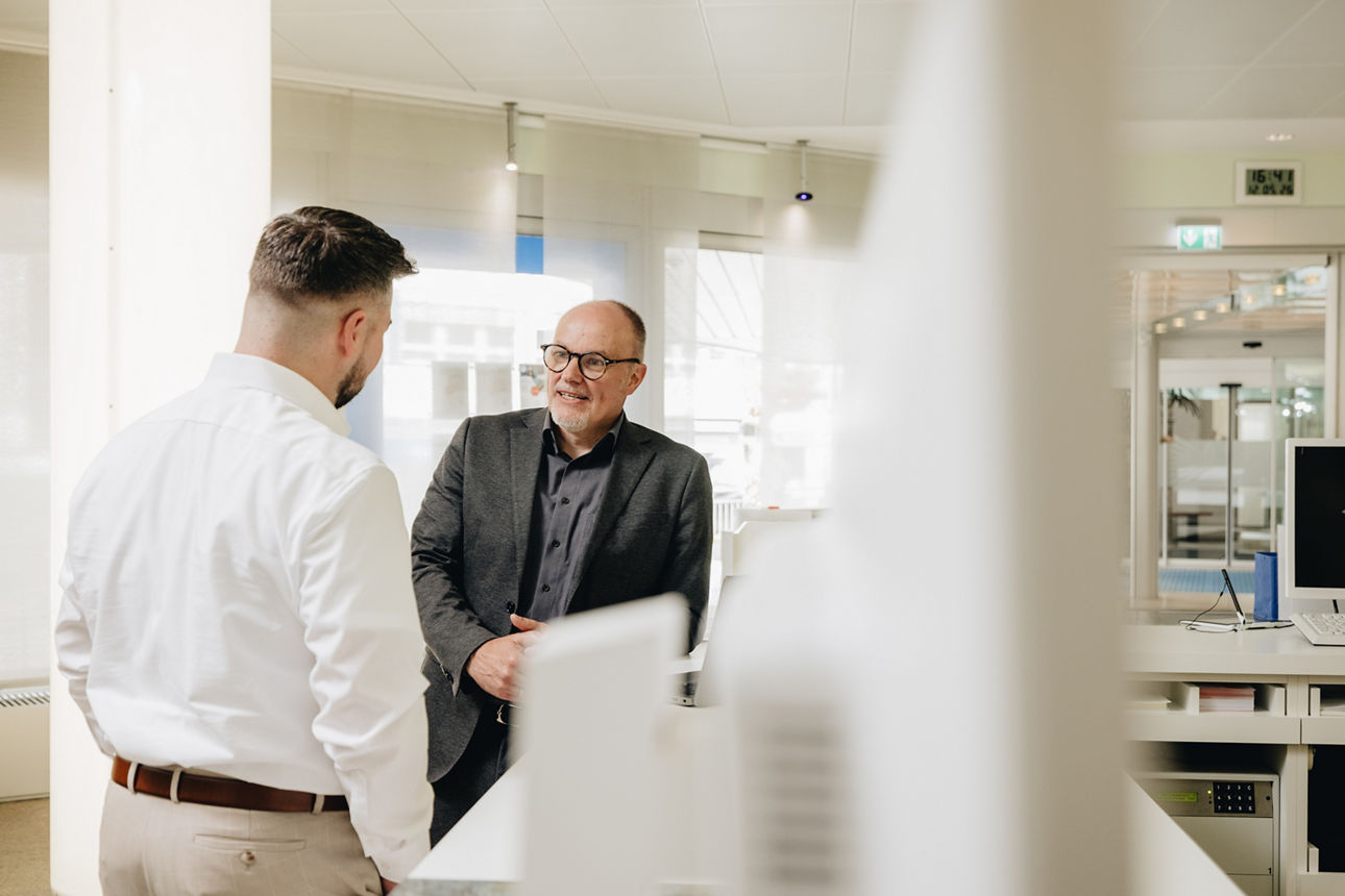 Ein Bankberater der Volksbank in Südwestfalen im Gespräch mit einem Unternehmer