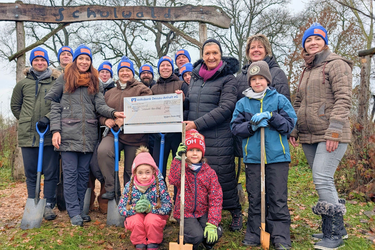 Gruppe lächelnder Personen mit Volksbankmützen