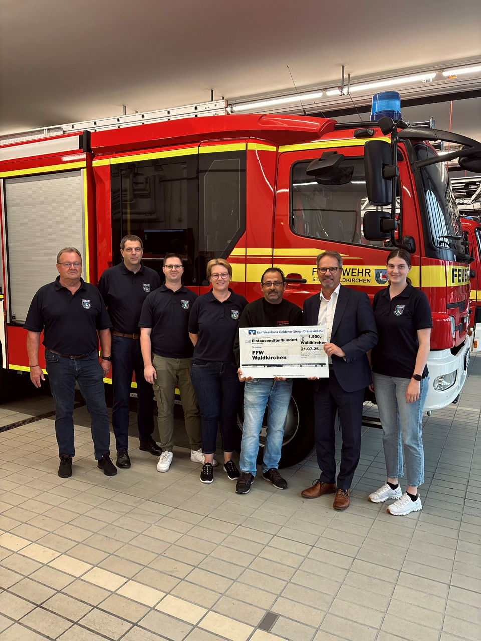 Gruppenfoto mit der Feuerwehr Waldkirchen und Helmut Scheibenzuber