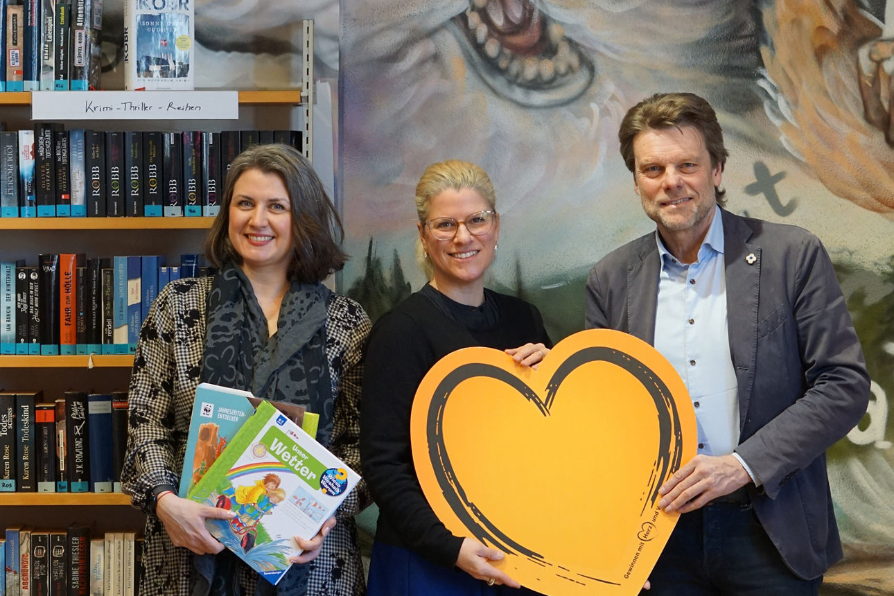 Susanne Metzger (Leitung Marketing) mit der Leitung der Gemeindebibliothek Geltendorf