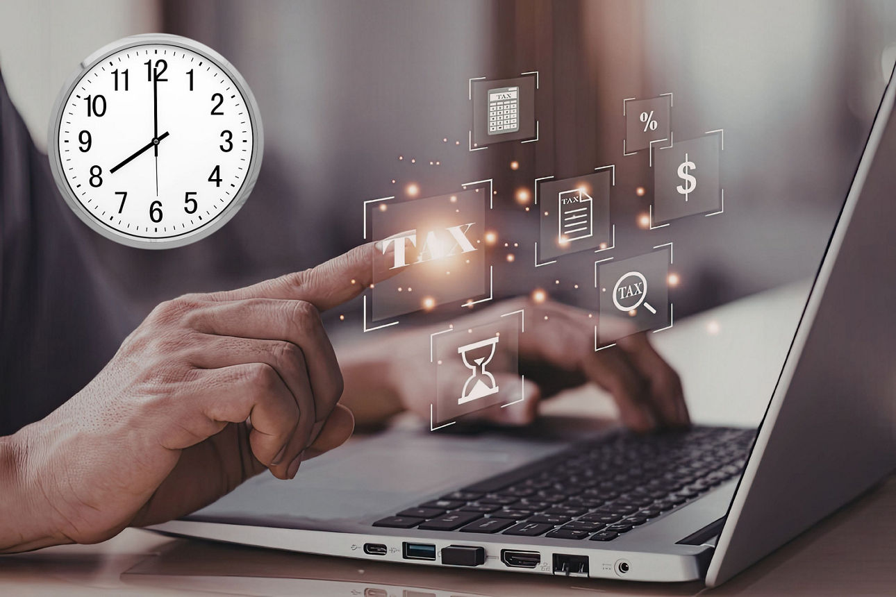 Ein Mann vor einem Notebook und eine schwebende Uhr