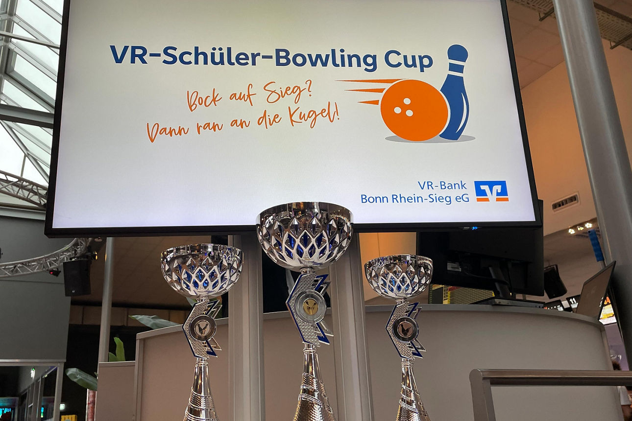 3 Pokale vom VR-Schüler-Bowling Cup