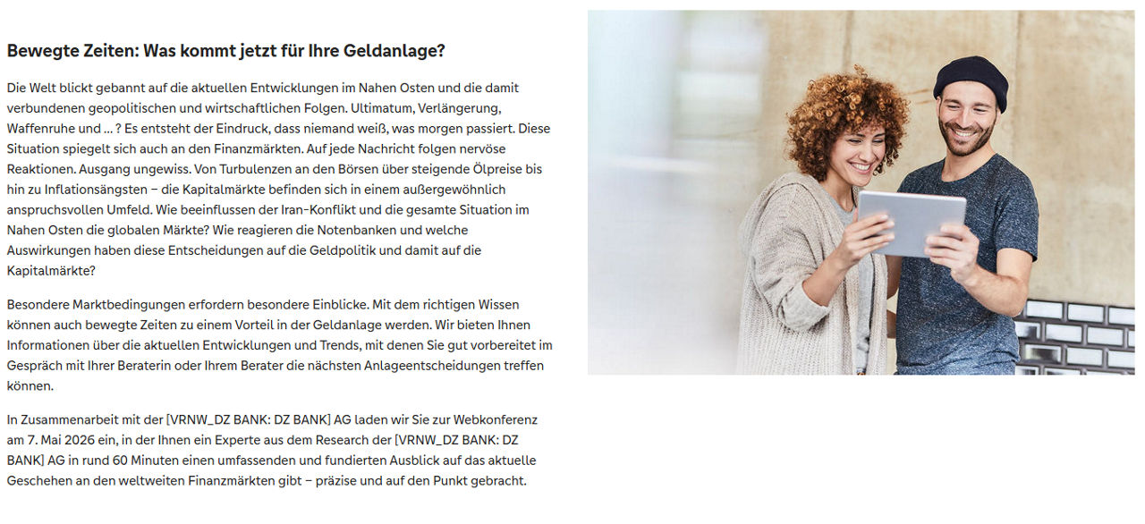 Frau und Mann schauen auf ein Laptop
