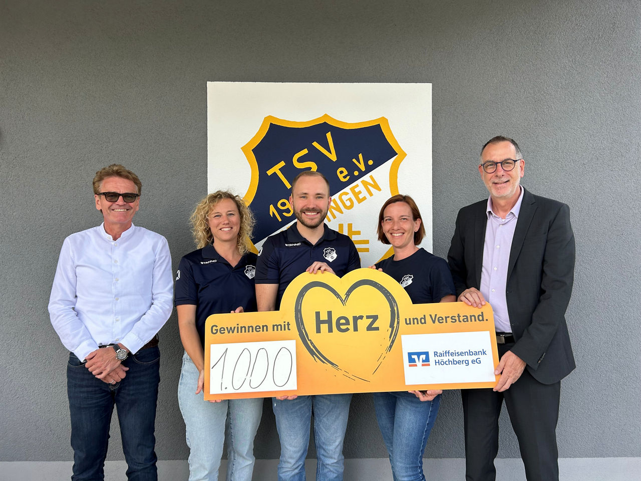 v.l.n.r. Vorstandsvorsitzender der Raiffeisenbank Höchberg eG Norbert Dorbath, Julia Hupp (Schriftführerin), Fabian Häuslein
