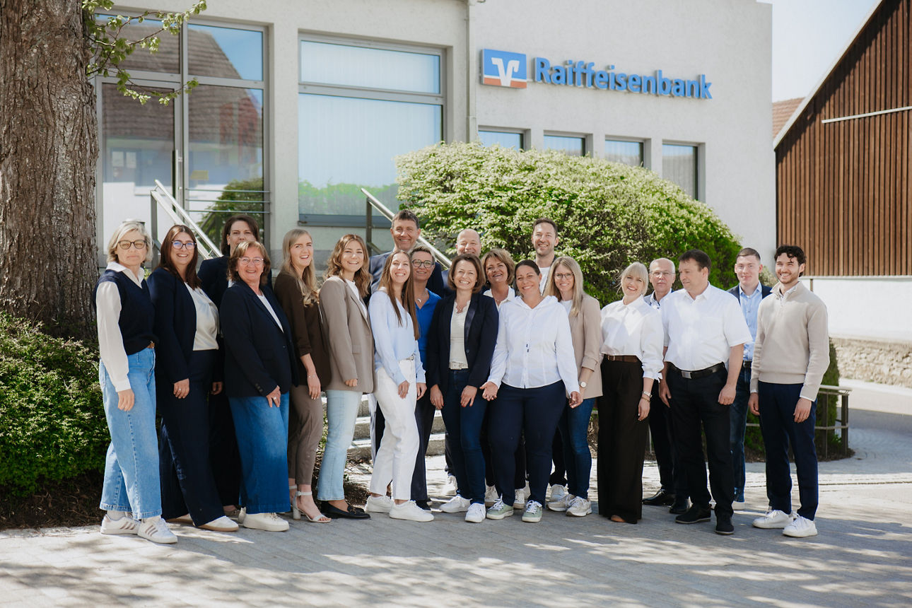 Jubelnde Jungenmannschaft in Trikots mit dem Logo der Volksbanken Raiffeisenbanken