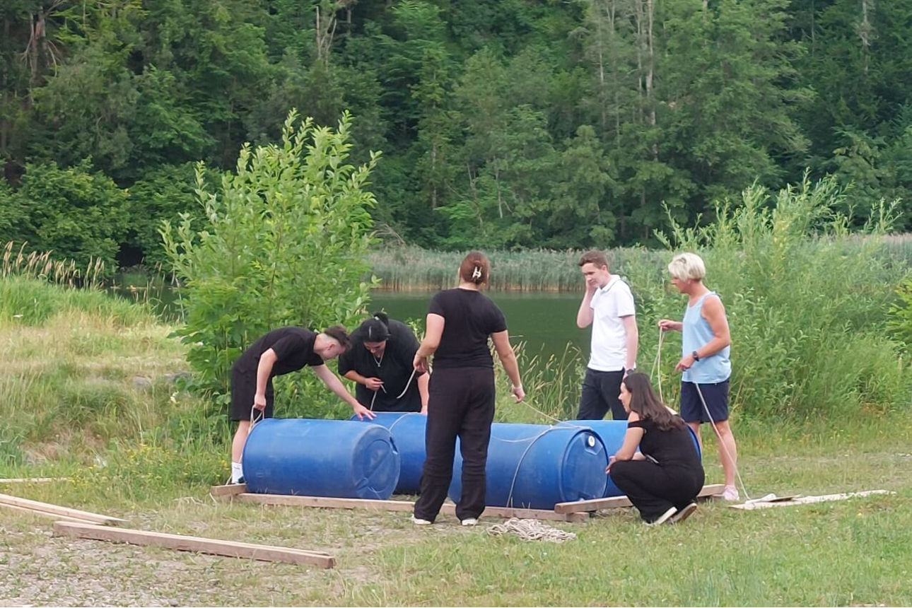 Azubis der VR-Bank Memmingen bauen ein Floß