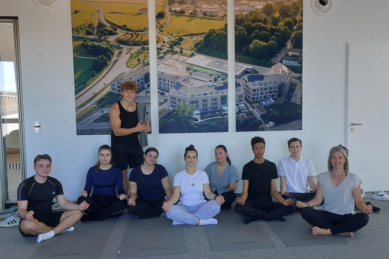 Grubbenbild unserer Azubis mit der Yogalehrerin