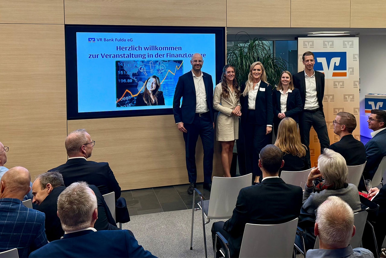 Zeigt Sebastian Emmert VR Bank Fulda, Laura Oberbörsch & Halime Dzeladini Flossbach von Storch, Patricia Appel & Thomas Schm
