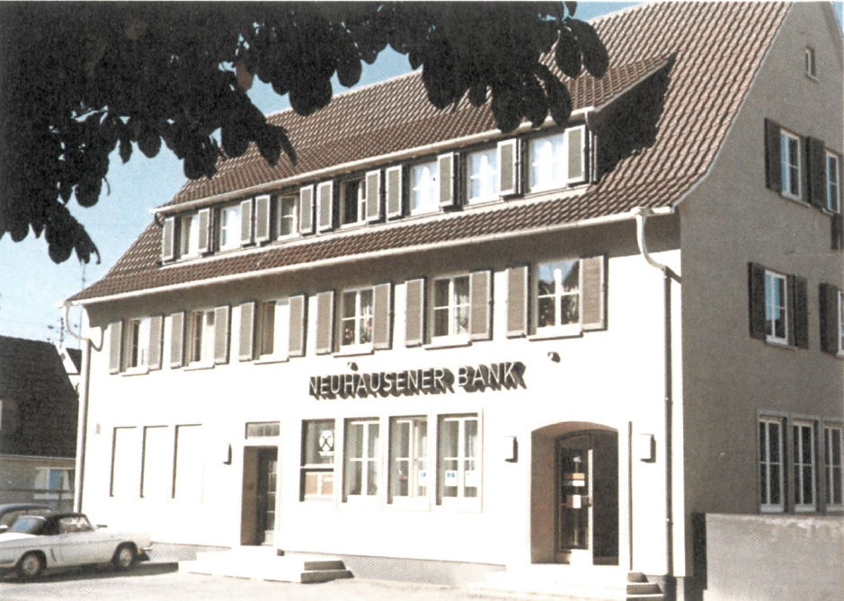 Dies ist ein Gebäude mit einem Schild, auf dem „Neuhäusener Bank“ steht.