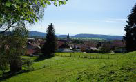 ein malerischer Blick auf ein kleines Dorf inmitten sanfter Hügel