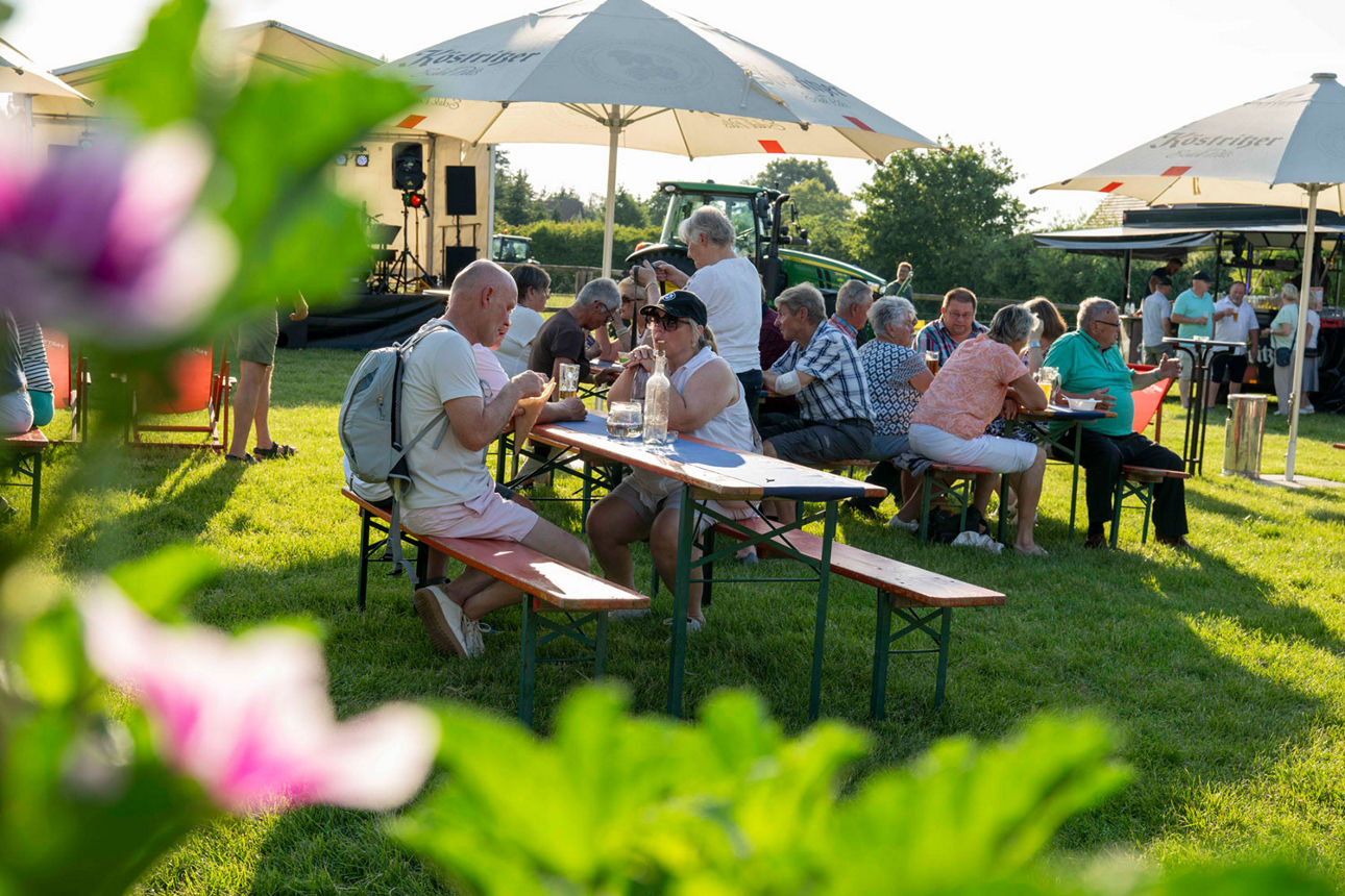 Gäste an den Biertischen auf der Festwiese