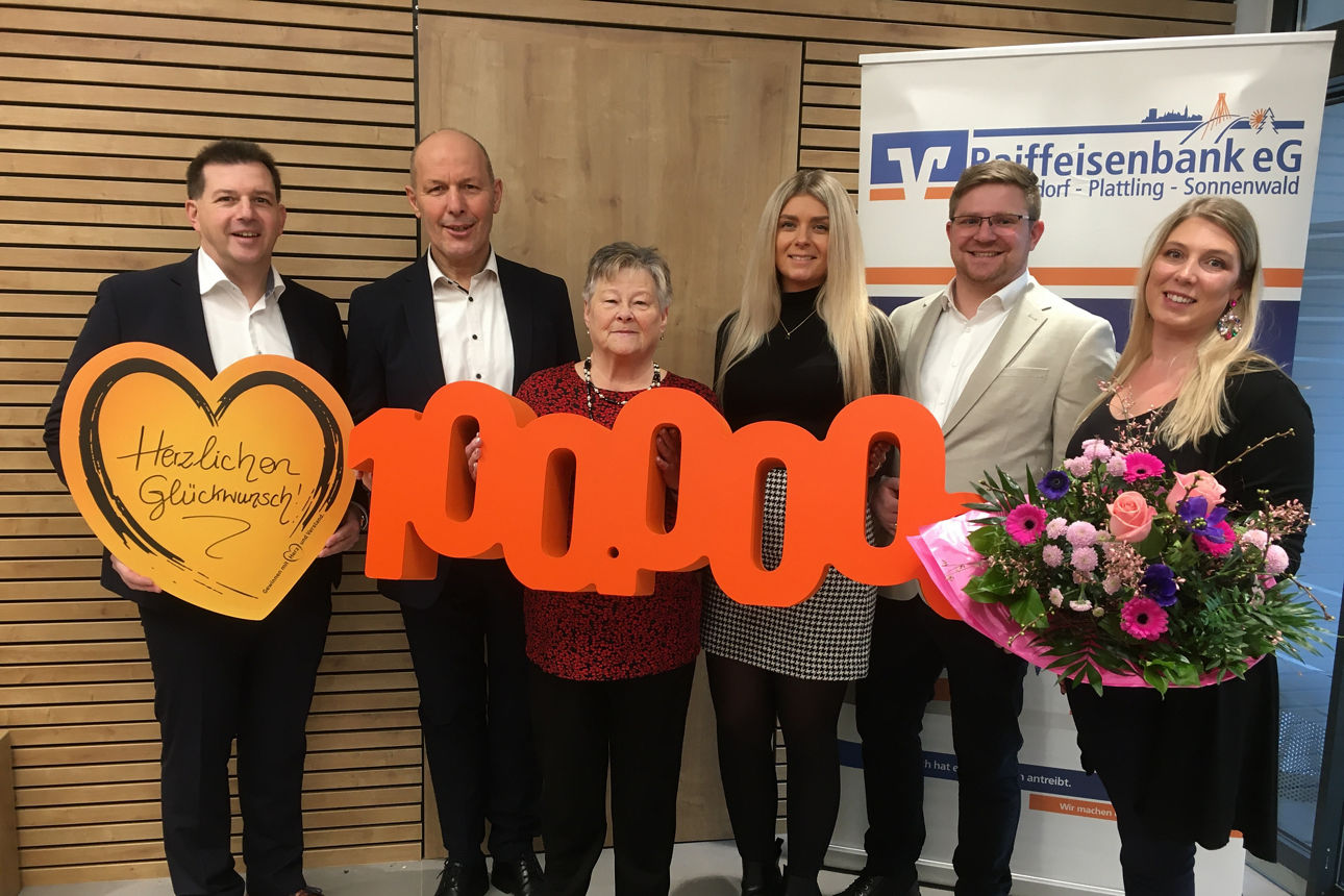 Hauptgewinn von 100.000 Euro wird übergeben