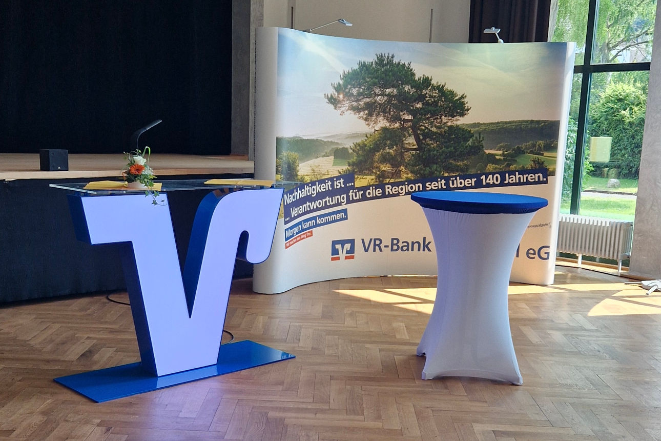 Rednerpult mit Stehtisch und Leinwand  einer vergangenen Veranstaltung