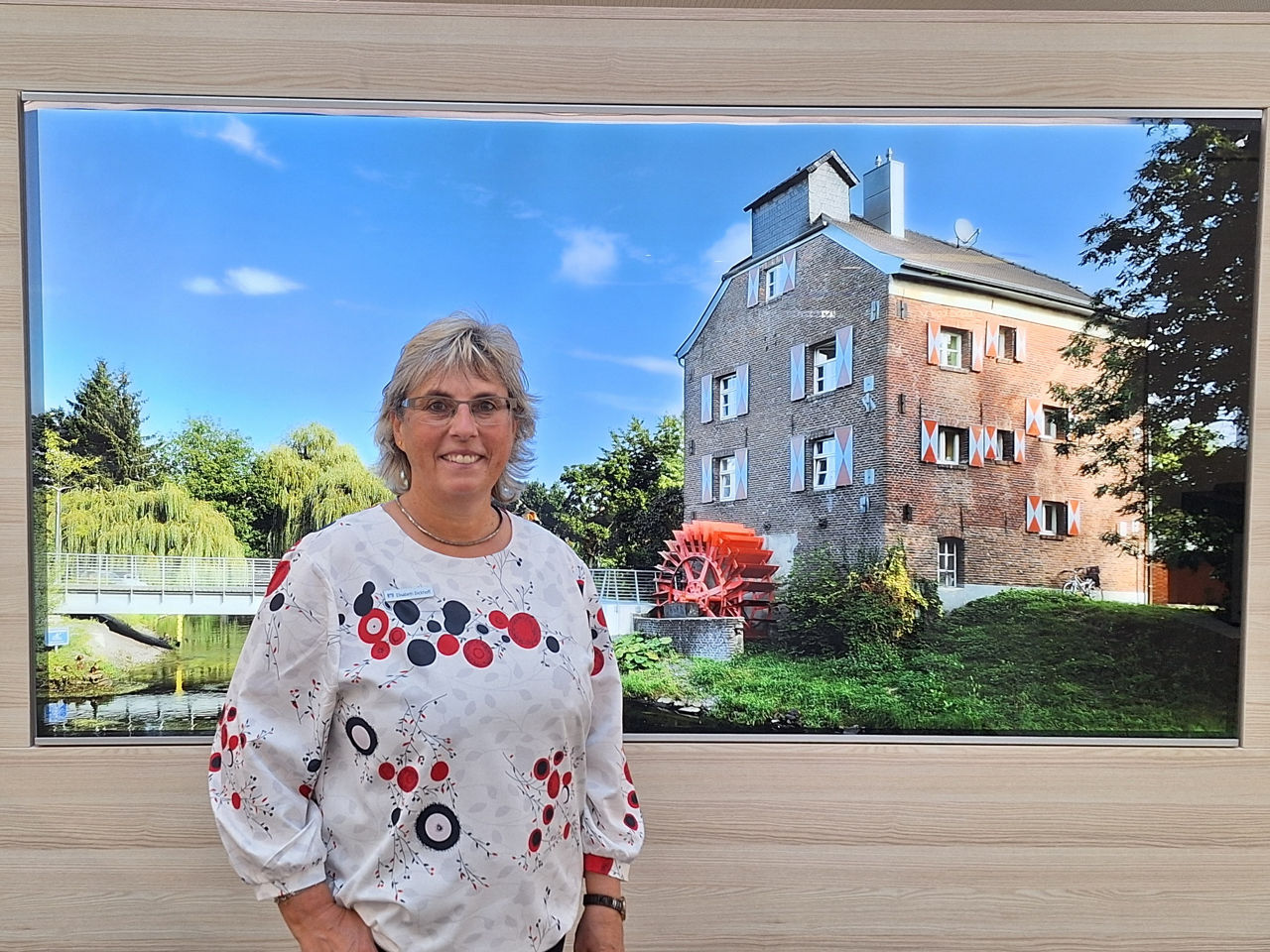 Elisabeth Dickhoff in der Geschäftsstelle 