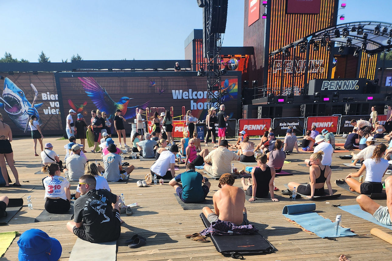 Viele Menschen machen Yoga zusammen