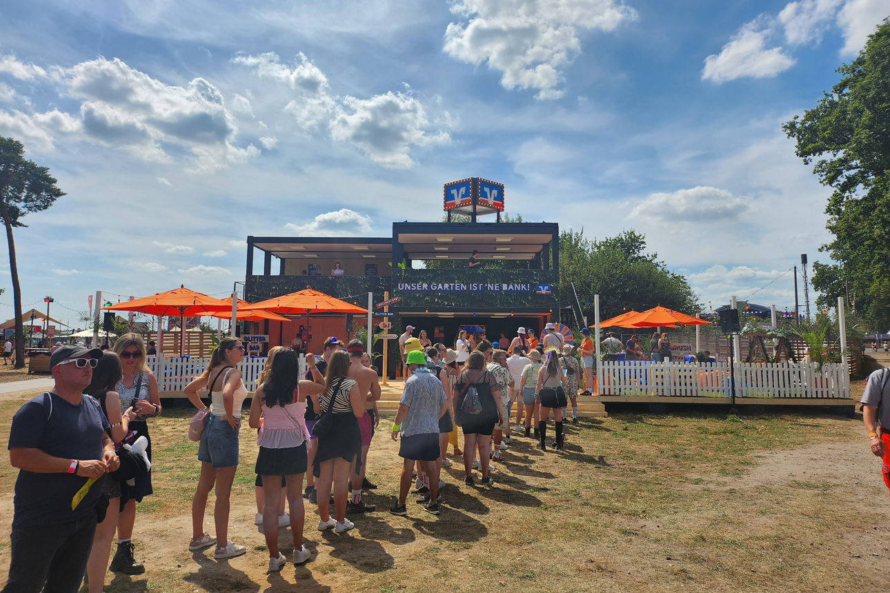 Lange Menschenschlange vor dem Volksbank-Garten