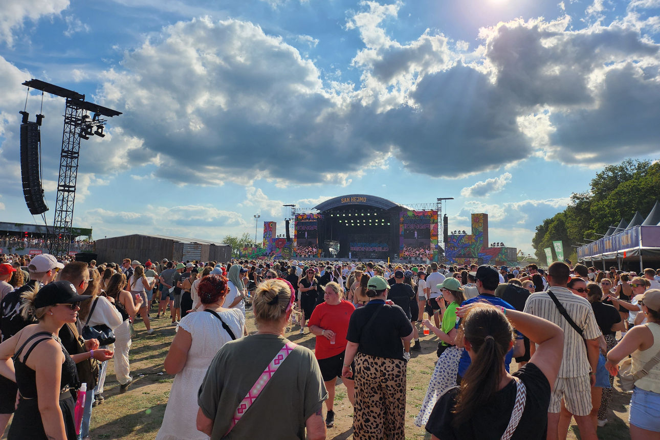 Viele Menschen schauen zur Bühne