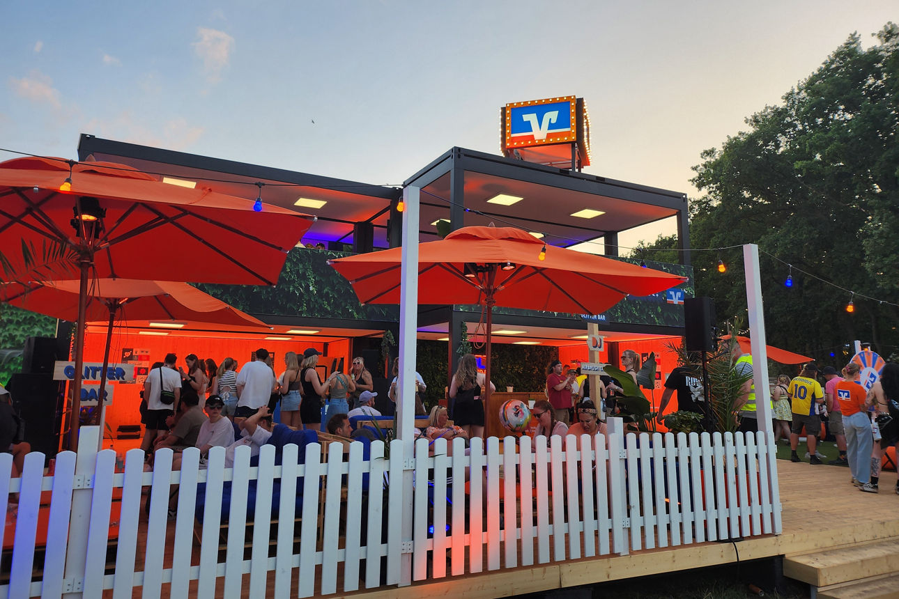 Viele Menschen im Volksbank-Garten