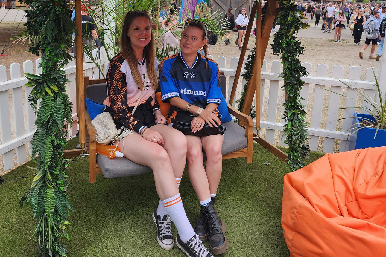 Kira und Anna auf der Schaukel im BVR-Garten