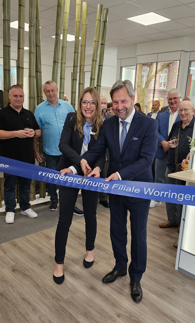 Markus Bärenfänger (Vorstandsvorsitzender, Volksbank Rhein-Erft-Köln eG) und Daniela Tillmann (Filialleiterin, links)