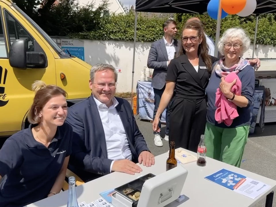 Unsere Mitarbeiterinnen und der Vorstand A. Hahn verkaufen Wertmarken an Besucher