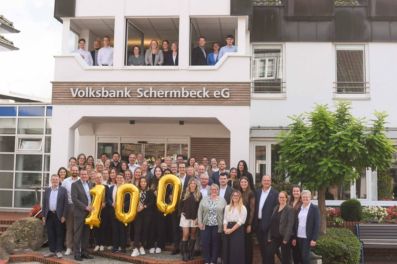 Gruppenbild Mitarbeiter Volksbank Schermbeck vor der Bank