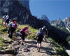 Eine Gruppe von Wanderern beim Aufstieg auf einen Bergpfad