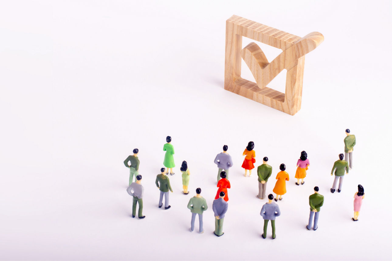 Menschen Figuren vor einer Checkbox