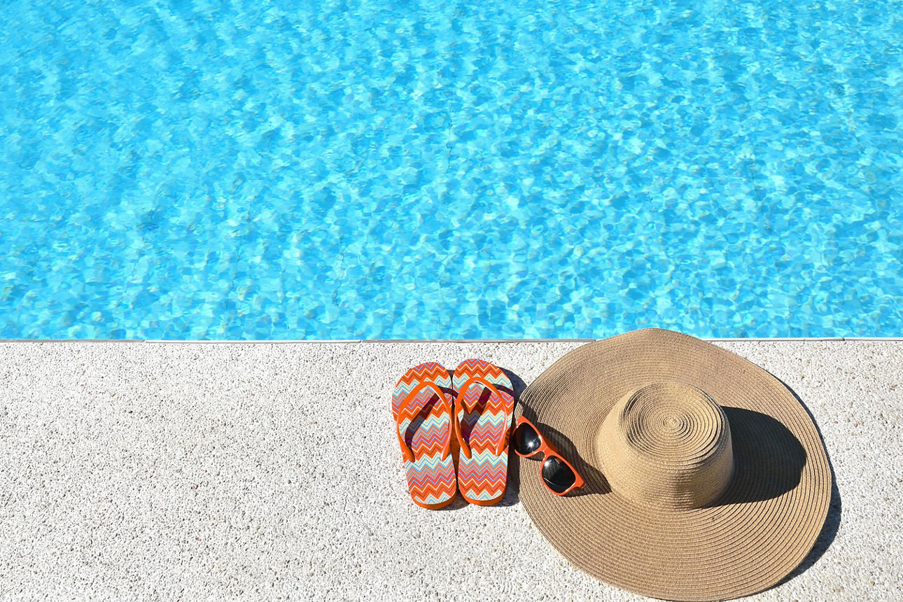Pool mit Sommerhut und FlipFlops