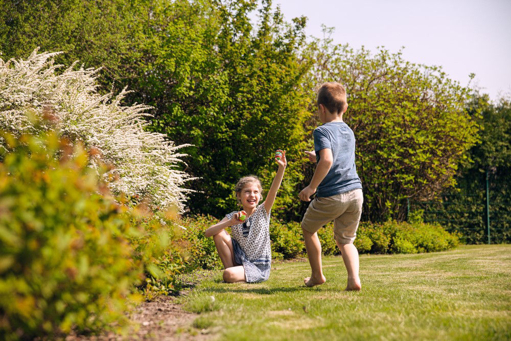 Zwei Kinder spielen in der Natur