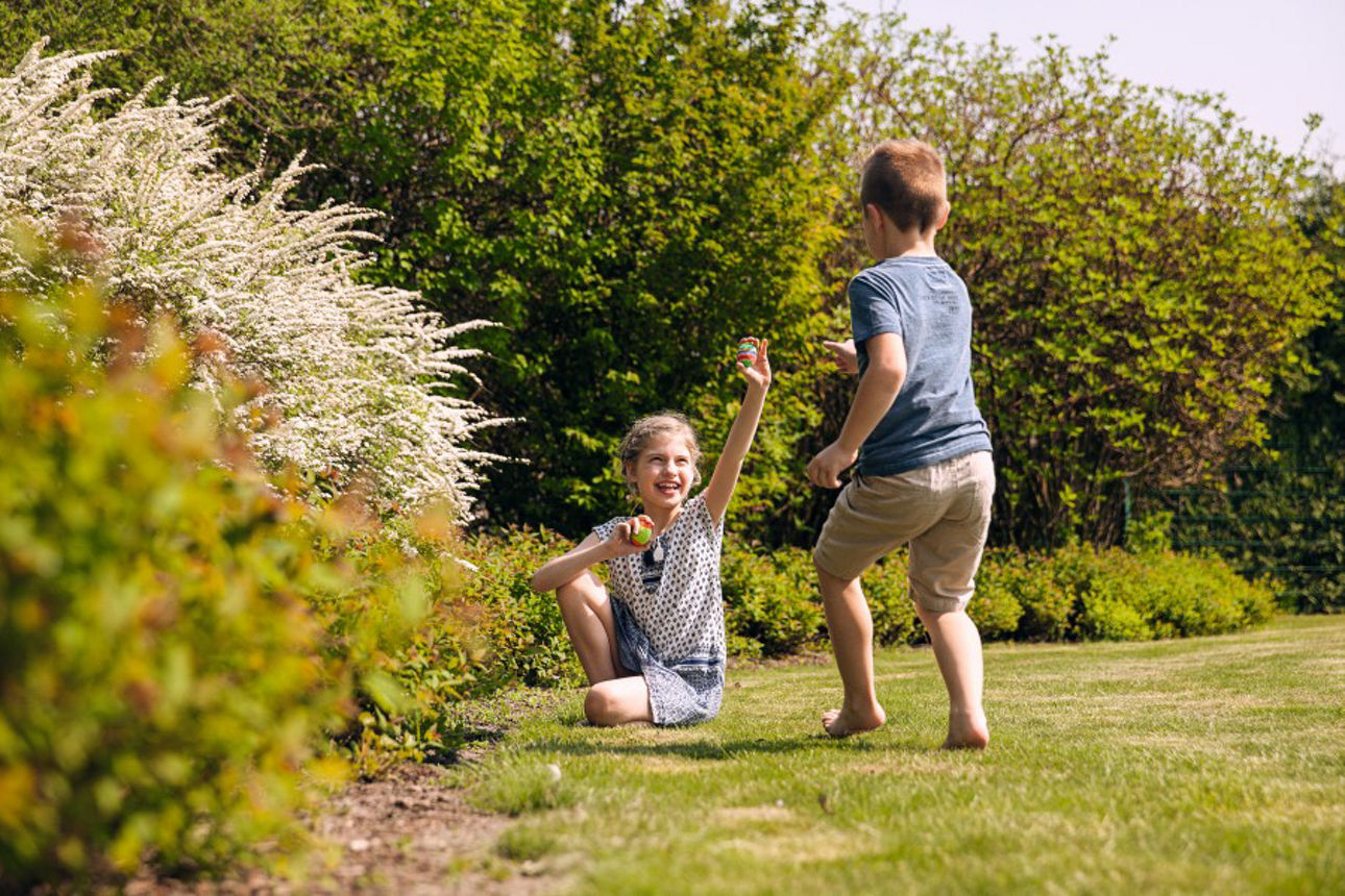 Zwei Kinder spielen in der Natur