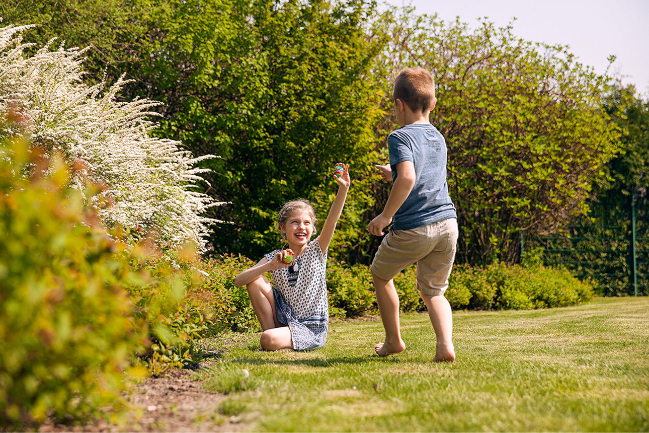 Spielende Kinder im Garten