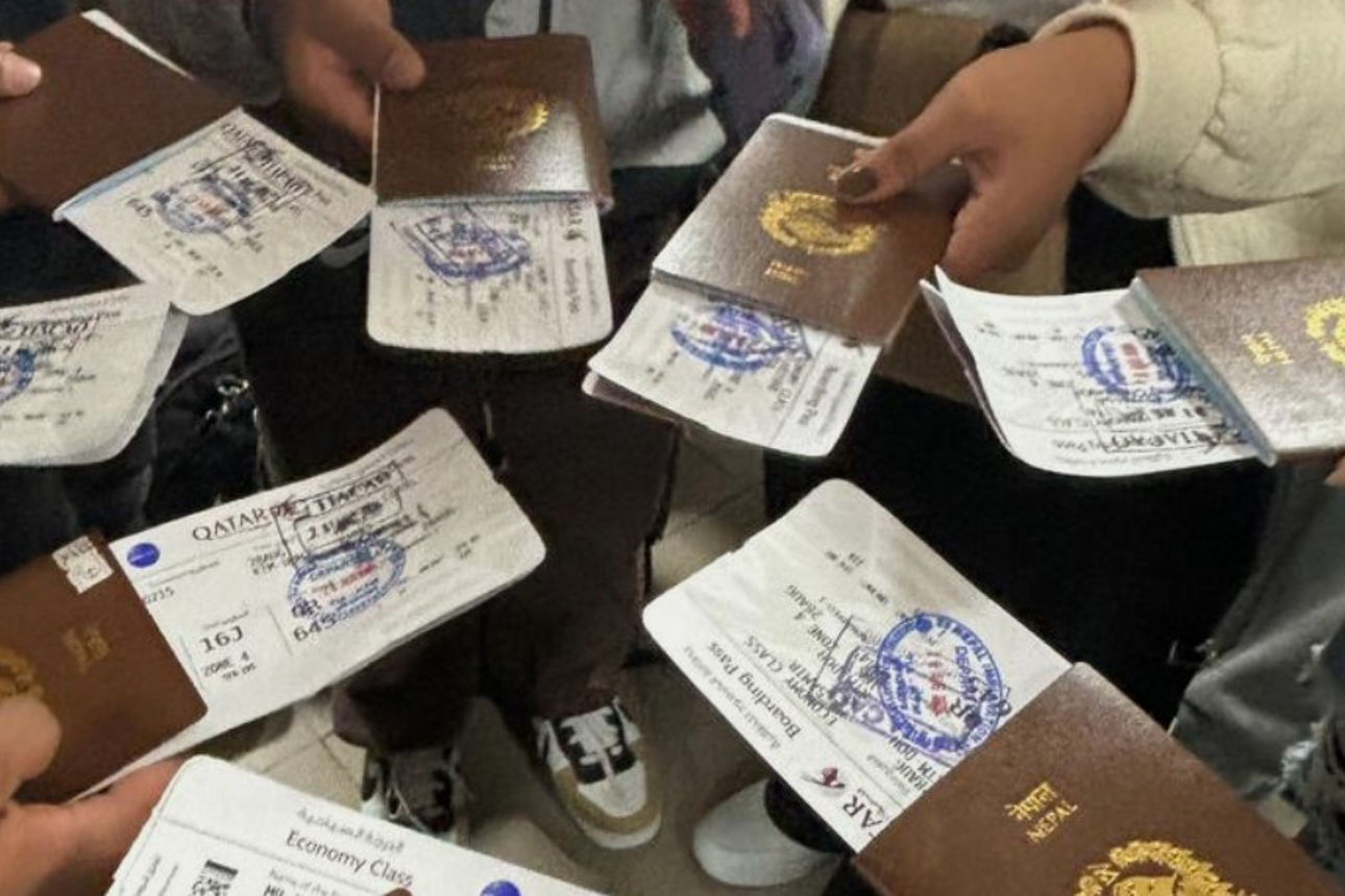 Eine Flut von Reisedokumenten, Reisepässen und Bordkarten, die eine gemeinsame Reise symbolisieren.