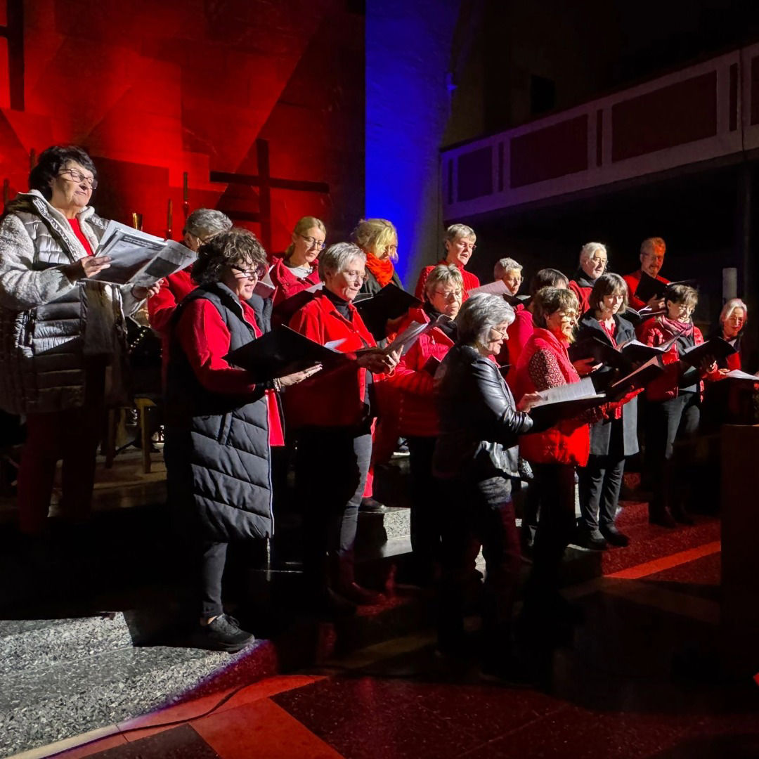 Gruppenbild des Gospelchors "Voices of Joy" beim VR Bank Benefizkonzert 2025