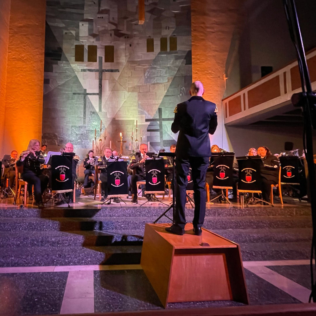 Gruppenbild der "Bergknappenkapelle Sulzbach-Rosenberg " beim VR Bank Benefizkonzert 2025