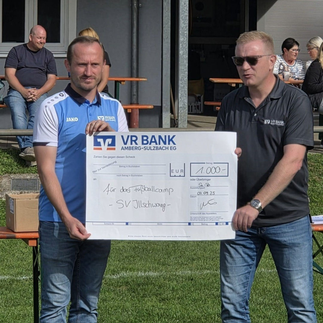 Spendenübergabe beim Fußballcamp in Illschwang