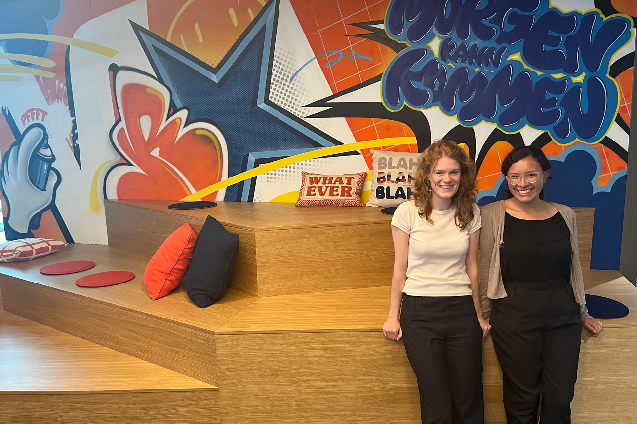 Andrea Lozada Andramuno aus Ecuador mit Sophie Hargreaves vor einer Graffiti Wand im Gebäude der VR-Bank Ludwigsburg.