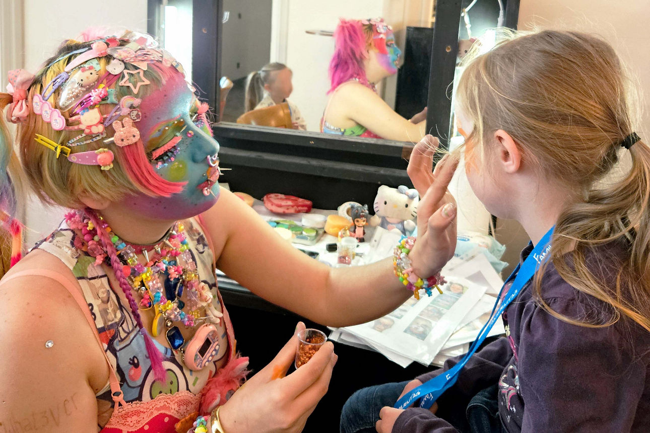 Eine Frau schminkt ein Kind