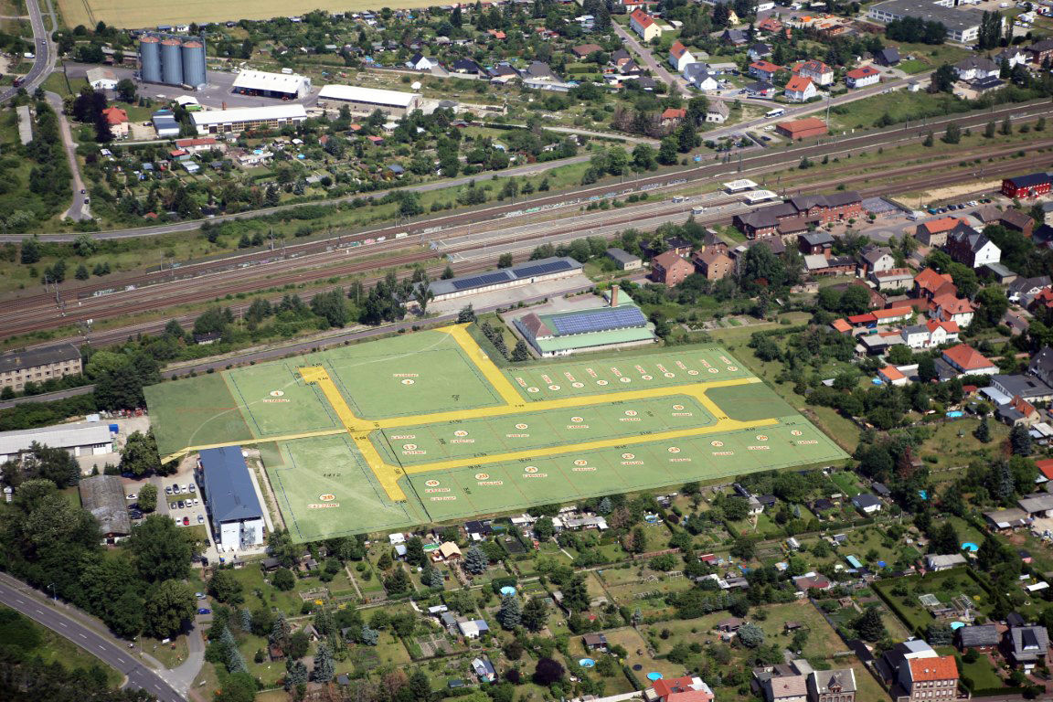 Luftaufnahme einer großen grünen Wiese