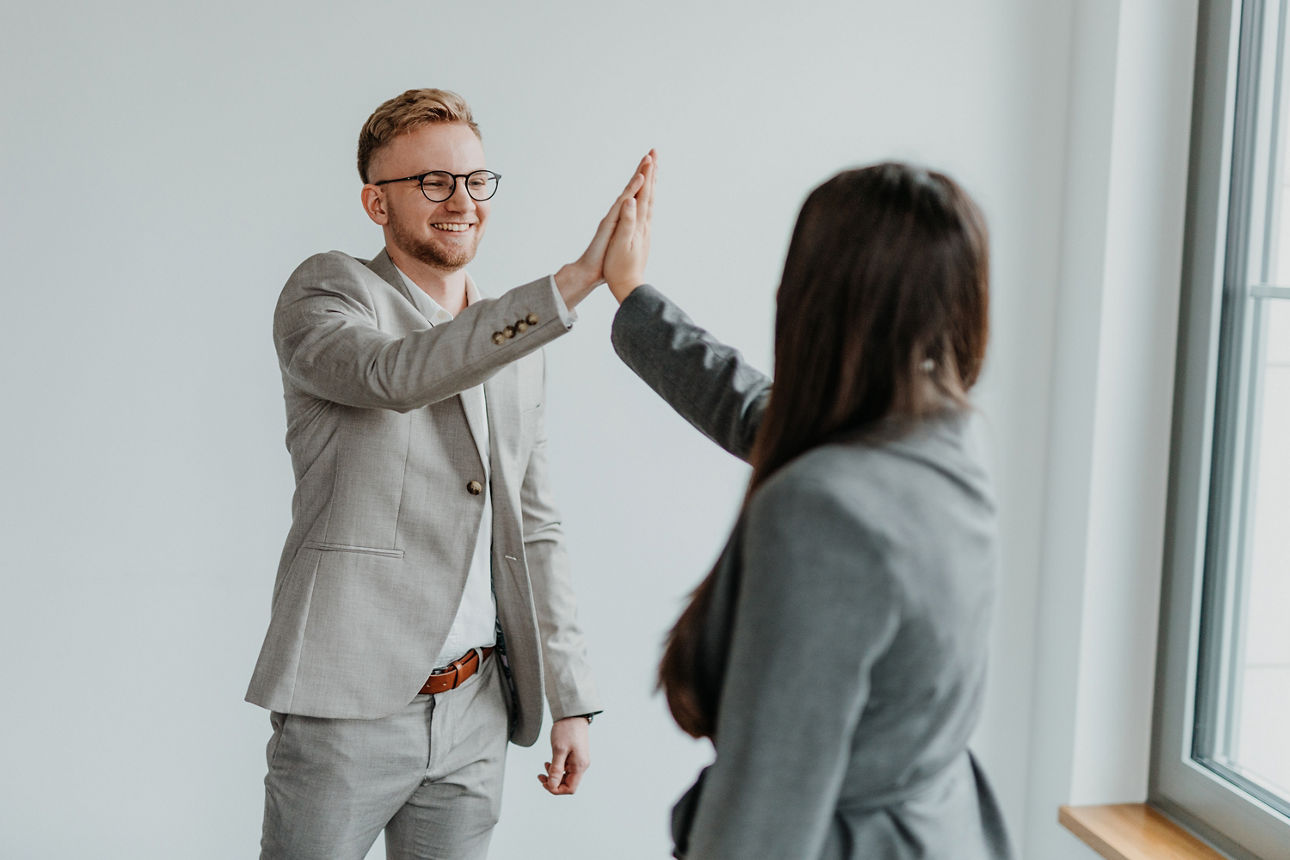 Praktikanten geben sich ein High-Five
