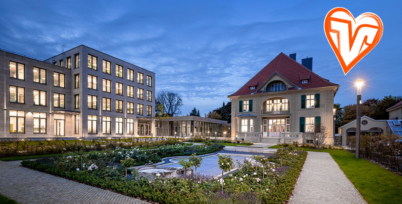 Beleuchtetes Campusgelände der Volksbank in der Dämmerung